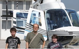 Benjamin und Manuel hoben gemeinsam mit ihrem Arzt Zsolt Szepfalusi zum Hubschrauberflug ab. 
